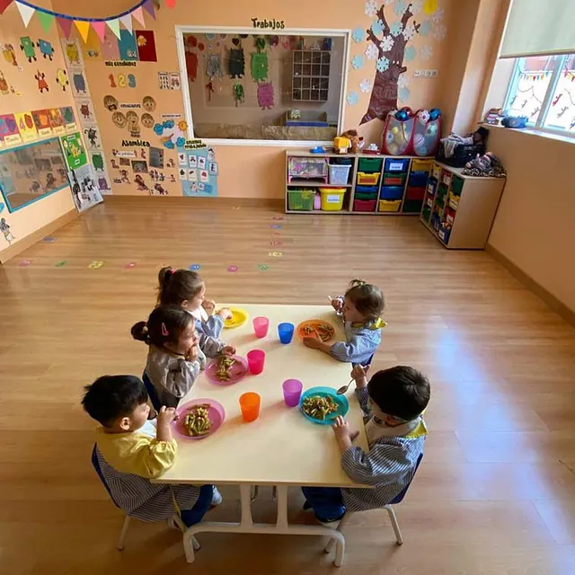 Pasitos Mágicos niños comiendo